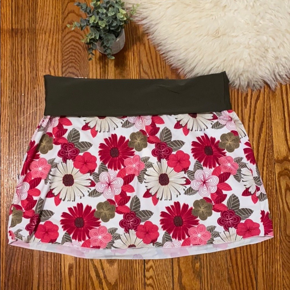 Lole iris swim or quick dry skirt size Medium NWT